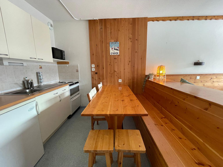 location-saisonniere-appartement-orchidee-cuisine-coins-repas